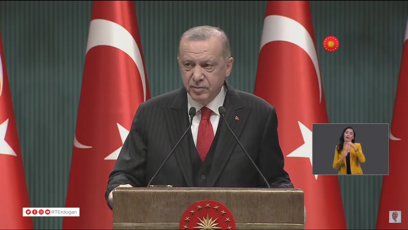 #Cumhurbaşkanı @RTErdogan:”#Aşı konusunda, dünyadaki gelişmeleri yakından takip ediyoruz! İlk etapta 50 milyon dozluk aşı anlaşması yaptık! Vatandaşlarımız, her hangi bir ücret ödemeden aşıya erişebileceklerdir!”