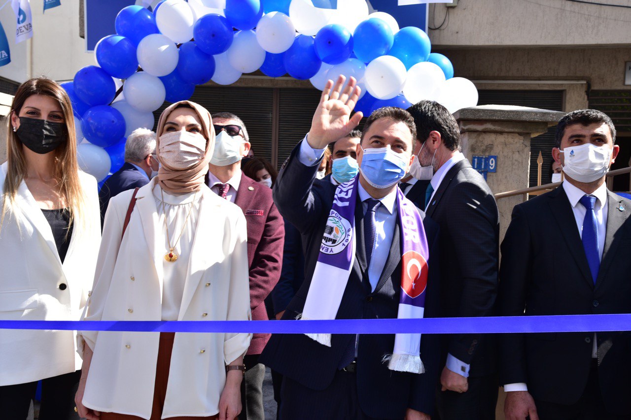 Ali Babacan: “DEVA ekonomisi; büyümenin nimetlerinin daha iyi eğitim ve sağlık hizmeti olarak vatandaşa yansıması demektir. Her vatandaşımızın insan onuruna yaraşır iş, gelir ve refah içinde olması demek!”