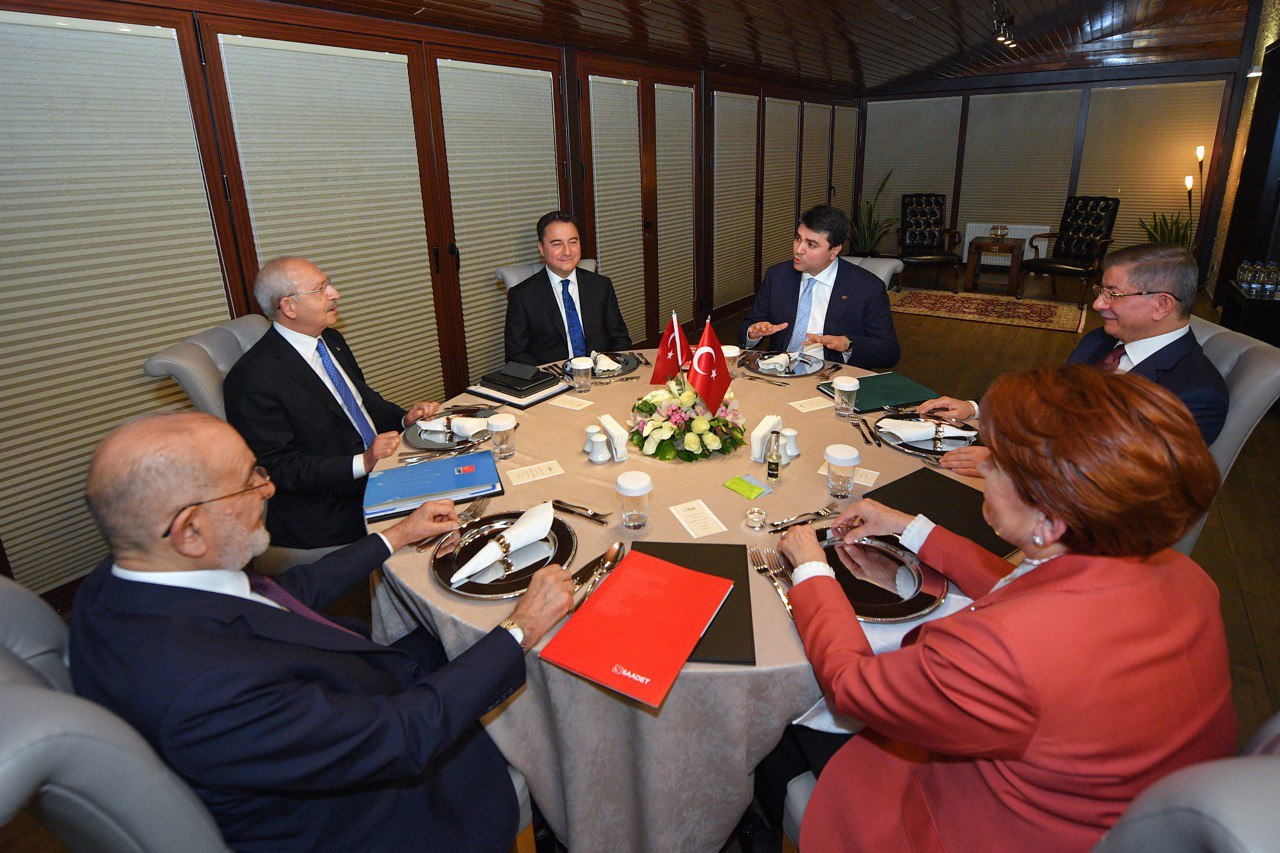 Altı (6) Genel Başkan; Akşener, Kılıçdaroğlu, Karamollaoğlu, Babacan, Davutoğlu ve Uysal Liderler Buluşması’nda bir araya geldi!