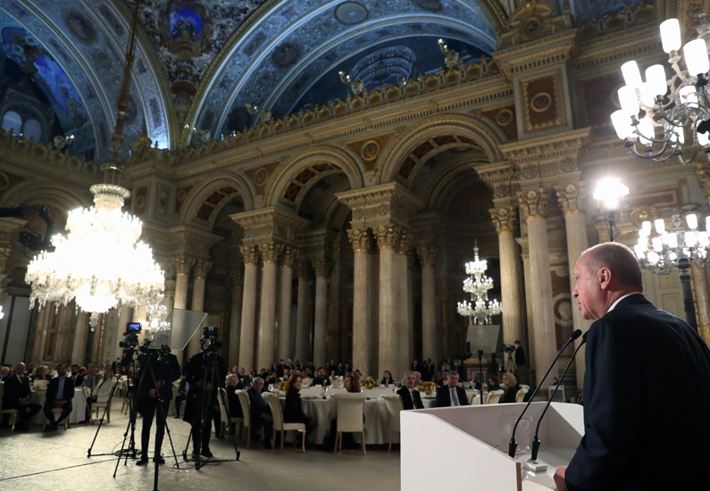 Cumhurbaşkanı Recep Tayyip Erdoğan Dolmabahçe Sarayı’ndaki İftar da Sanatçılarla bir araya geldi!: “Büyük ve güçlü Türkiye’nin inşasında en hayati görevlerden biri artık sanatçılarımıza düşüyor!”