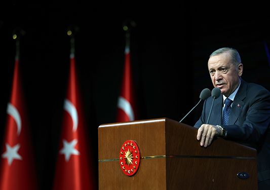 Cumhurbaşkanı Recep Tayyip Erdoğan: “Devletler ile örgütleri ayıran en temel özellik uluslararası hukuka ve insani değerlere olan bağlılıktır! Örgütlerden farklı olarak devletler, savaş hukukuyla insan haklarına riayet etmekle mükelleftir!”