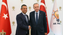 Cumhurbaşkanı Recep Tayyip Erdoğan, Cumhuriyet Halk Partisi Genel Başkanı Özgür Özel’i AK Parti Genel Merkezi’nde kabul etti.